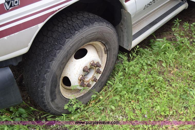 image for item E6439 2002 Ford Econoline E450 bus