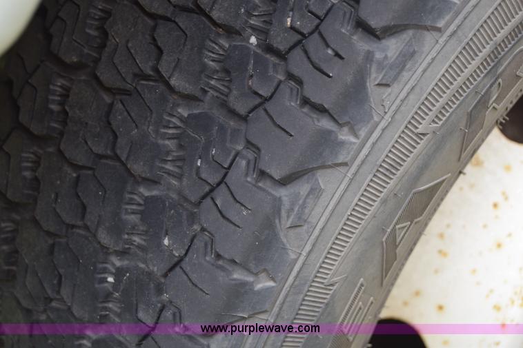 image for item E6439 2002 Ford Econoline E450 bus