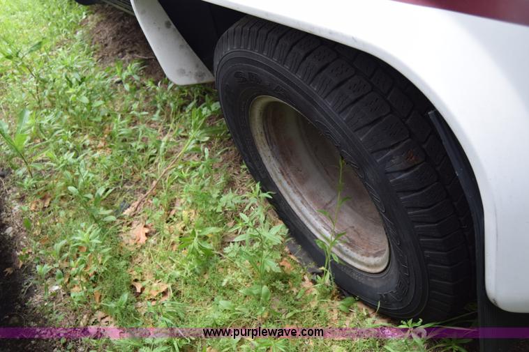 image for item E6439 2002 Ford Econoline E450 bus