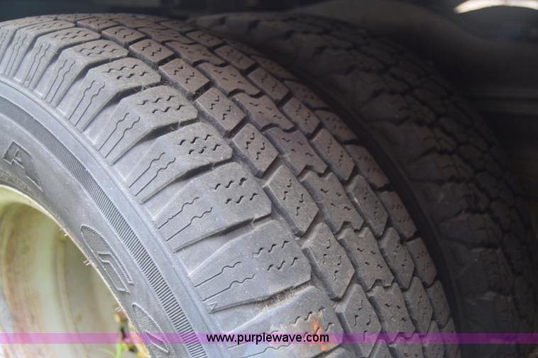 image for item E6439 2002 Ford Econoline E450 bus