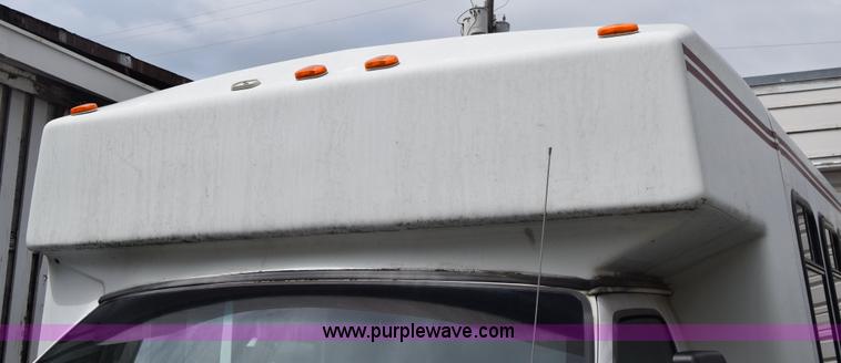 image for item E6439 2002 Ford Econoline E450 bus
