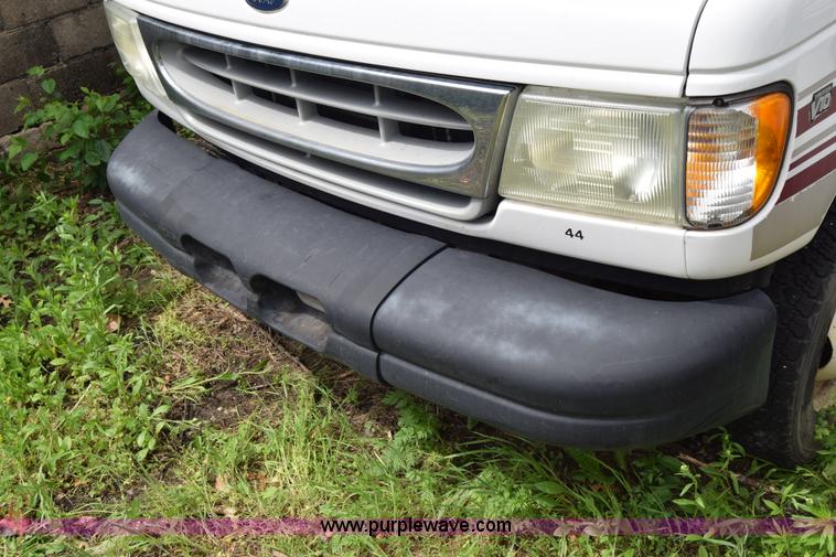 image for item E6439 2002 Ford Econoline E450 bus