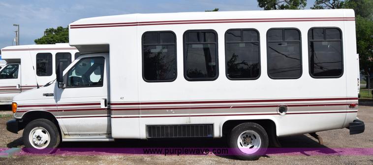 image for item E6440 2003 Ford Econoline E450 bus