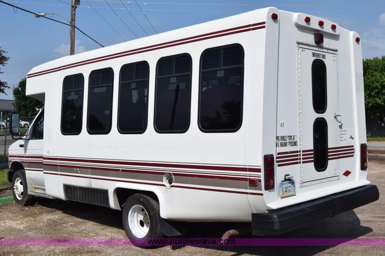 image for item E6440 2003 Ford Econoline E450 bus