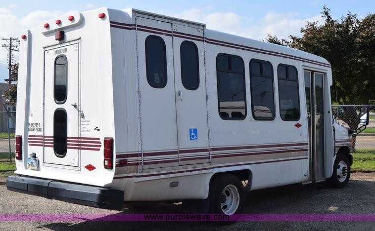 image for item E6440 2003 Ford Econoline E450 bus