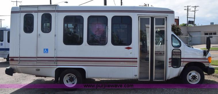 image for item E6440 2003 Ford Econoline E450 bus