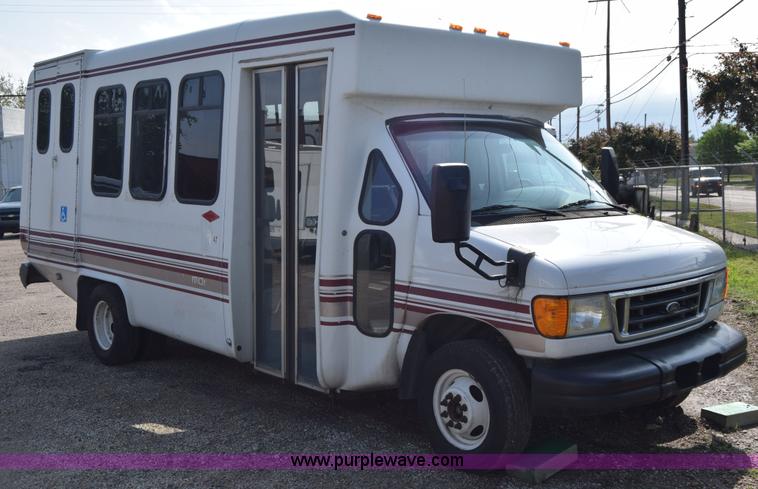 image for item E6440 2003 Ford Econoline E450 bus