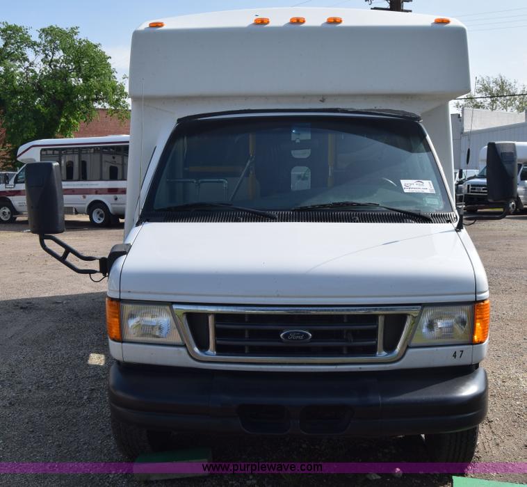 image for item E6440 2003 Ford Econoline E450 bus