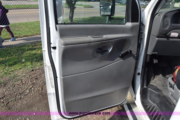 image for item E6440 2003 Ford Econoline E450 bus