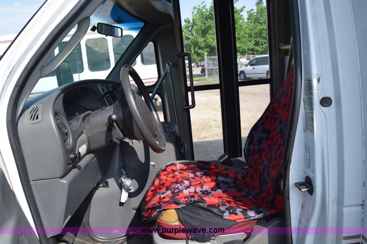 image for item E6440 2003 Ford Econoline E450 bus