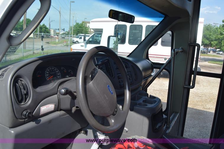 image for item E6440 2003 Ford Econoline E450 bus