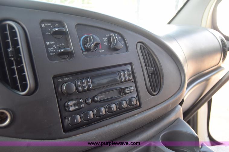 image for item E6440 2003 Ford Econoline E450 bus