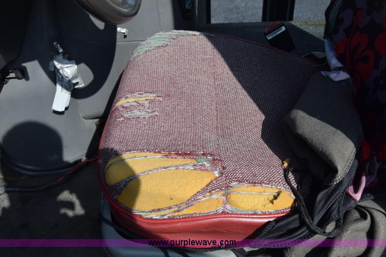 image for item E6440 2003 Ford Econoline E450 bus