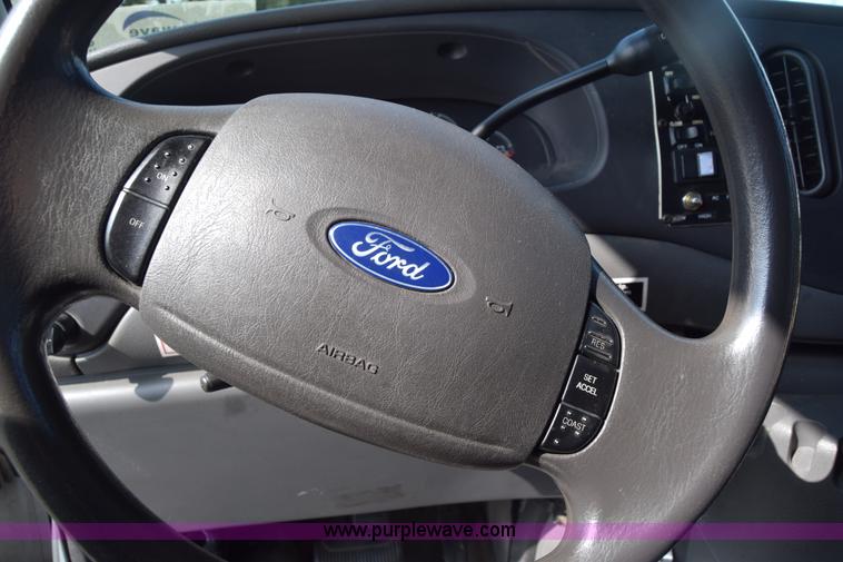 image for item E6440 2003 Ford Econoline E450 bus