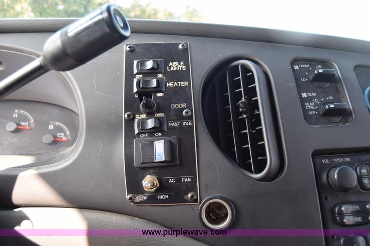 image for item E6440 2003 Ford Econoline E450 bus