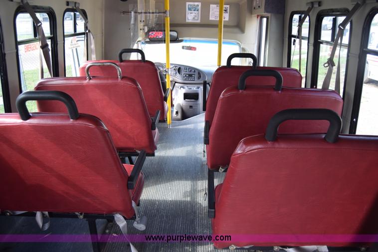 image for item E6440 2003 Ford Econoline E450 bus