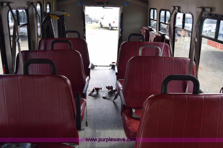 image for item E6440 2003 Ford Econoline E450 bus