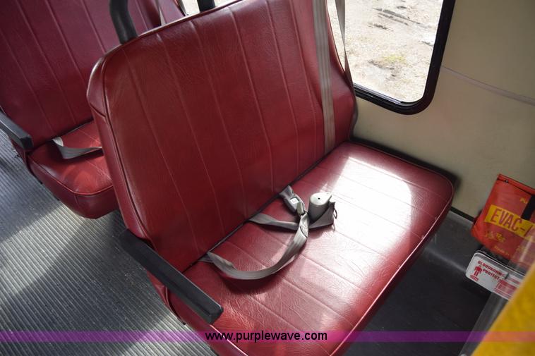 image for item E6440 2003 Ford Econoline E450 bus