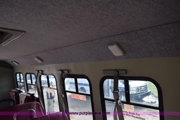 image for item E6440 2003 Ford Econoline E450 bus