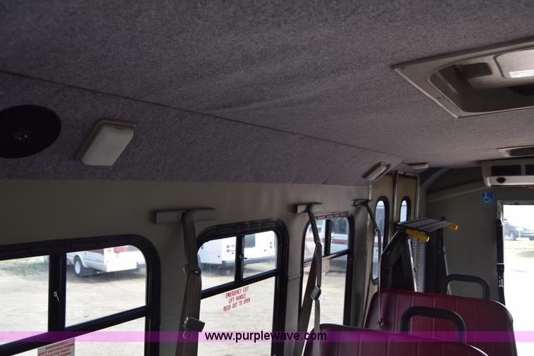 image for item E6440 2003 Ford Econoline E450 bus