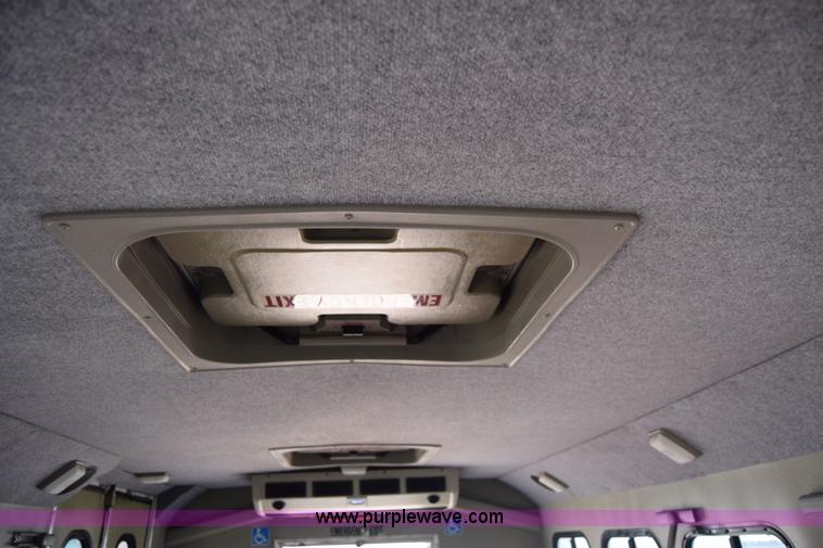 image for item E6440 2003 Ford Econoline E450 bus