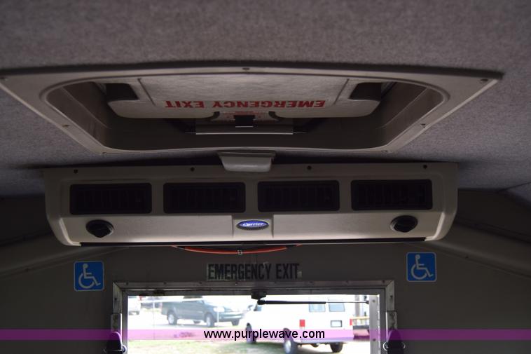 image for item E6440 2003 Ford Econoline E450 bus