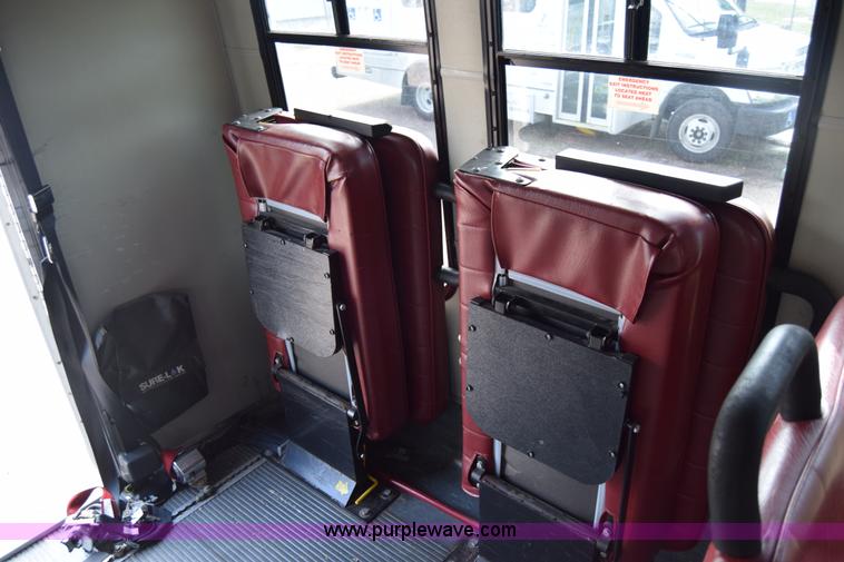 image for item E6440 2003 Ford Econoline E450 bus