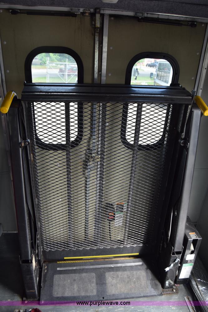 image for item E6440 2003 Ford Econoline E450 bus