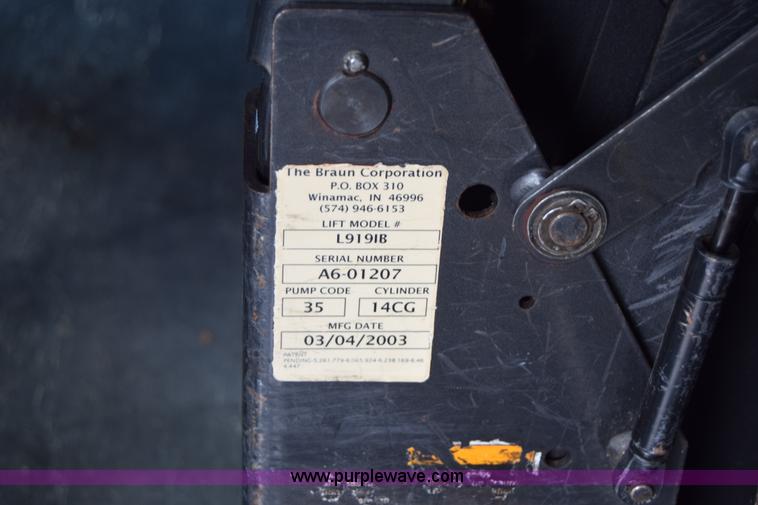 image for item E6440 2003 Ford Econoline E450 bus