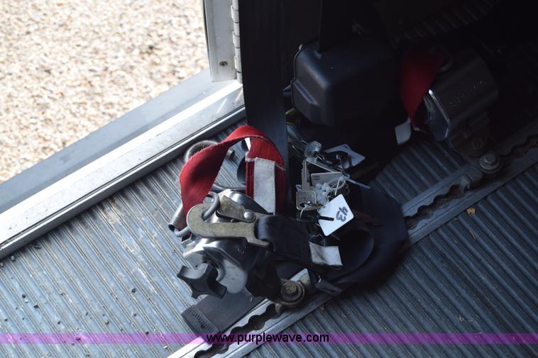 image for item E6440 2003 Ford Econoline E450 bus