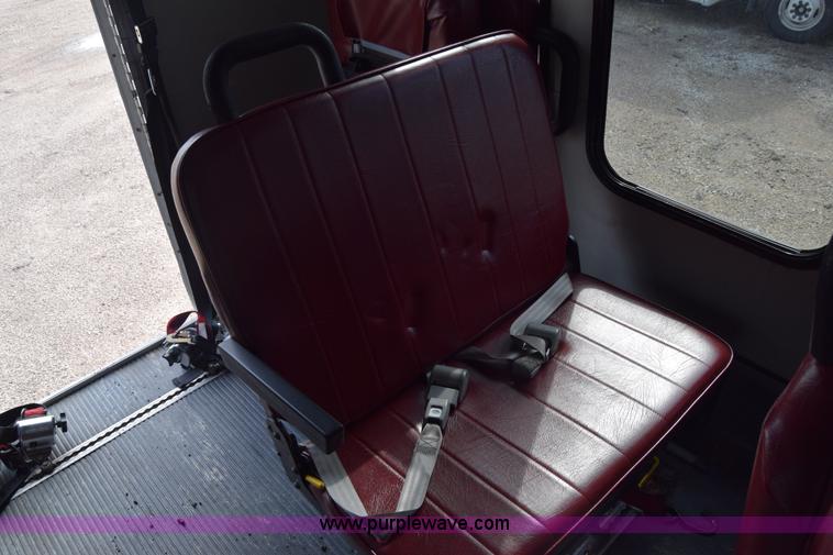 image for item E6440 2003 Ford Econoline E450 bus