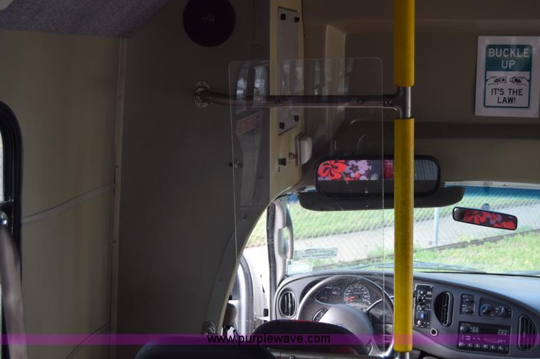 image for item E6440 2003 Ford Econoline E450 bus