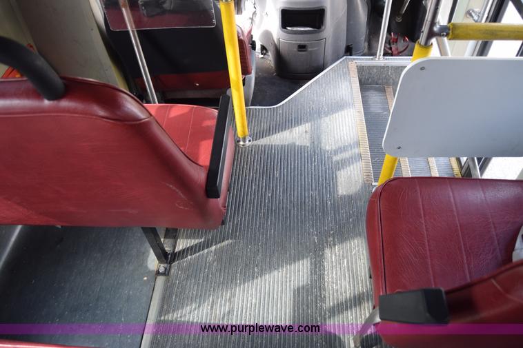 image for item E6440 2003 Ford Econoline E450 bus