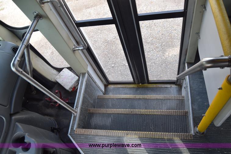 image for item E6440 2003 Ford Econoline E450 bus