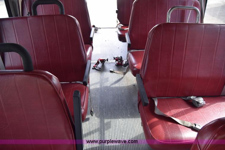 image for item E6440 2003 Ford Econoline E450 bus