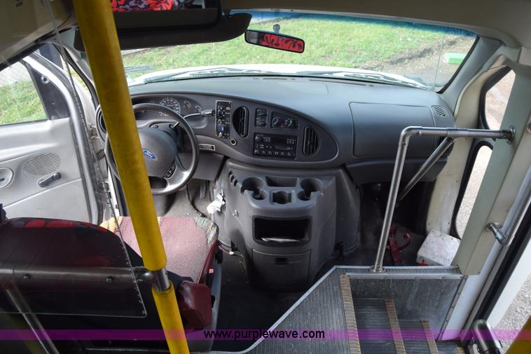 image for item E6440 2003 Ford Econoline E450 bus