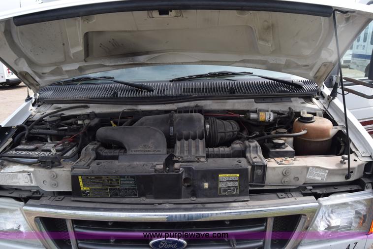 image for item E6440 2003 Ford Econoline E450 bus