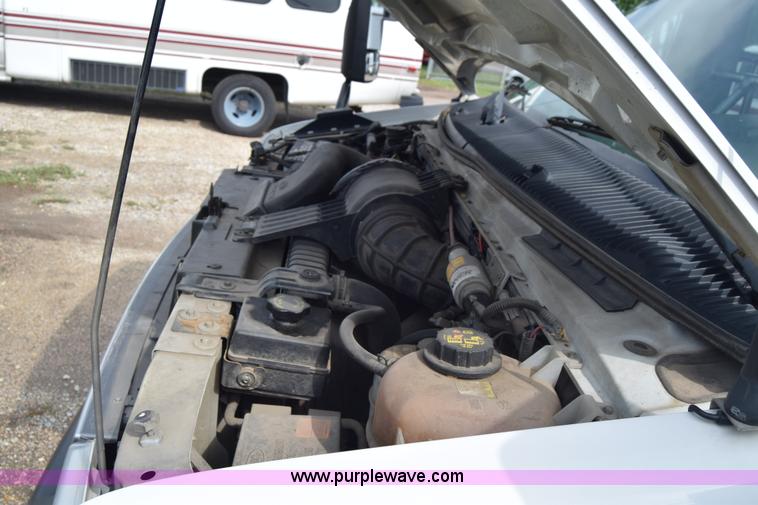 image for item E6440 2003 Ford Econoline E450 bus