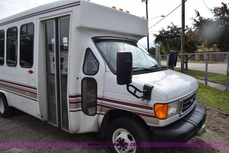 image for item E6440 2003 Ford Econoline E450 bus
