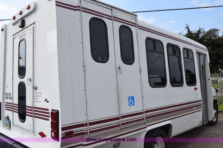 image for item E6440 2003 Ford Econoline E450 bus