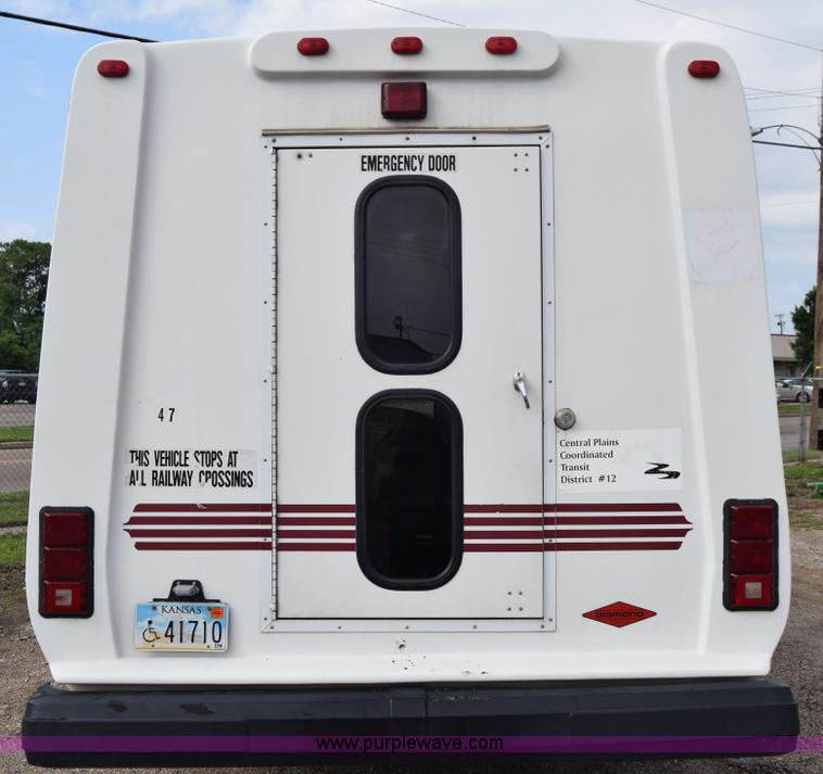 image for item E6440 2003 Ford Econoline E450 bus