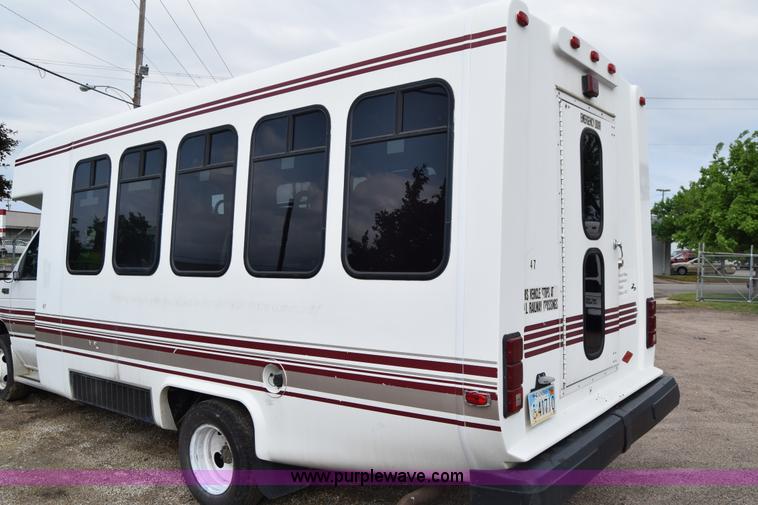 image for item E6440 2003 Ford Econoline E450 bus