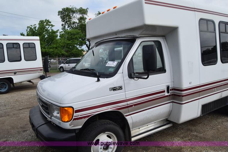 image for item E6440 2003 Ford Econoline E450 bus