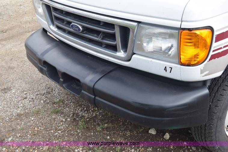image for item E6440 2003 Ford Econoline E450 bus