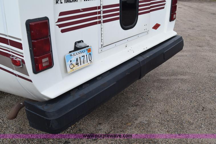 image for item E6440 2003 Ford Econoline E450 bus