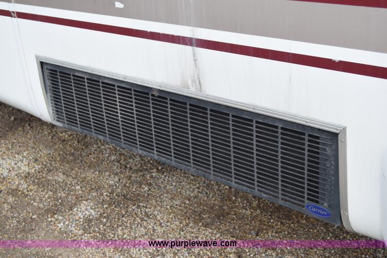 image for item E6440 2003 Ford Econoline E450 bus