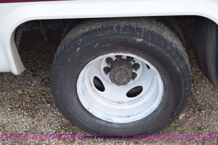 image for item E6440 2003 Ford Econoline E450 bus