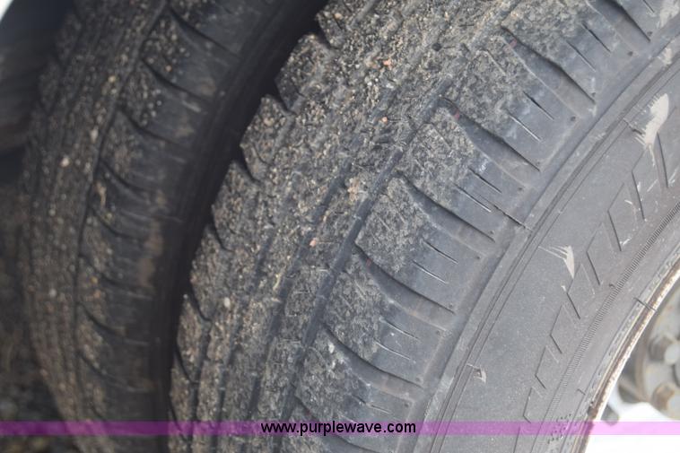 image for item E6440 2003 Ford Econoline E450 bus