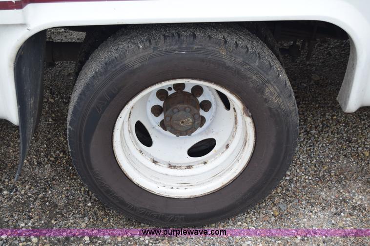 image for item E6440 2003 Ford Econoline E450 bus