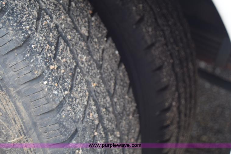 image for item E6440 2003 Ford Econoline E450 bus